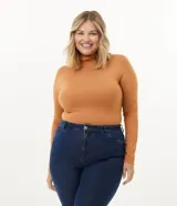 Blusa de manga larga color ocre, con cuello alto y corte ajustado.