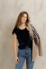 Remera de manga corta confeccionada en terciopelo color azul marino, con cuello redondo y corte clásico.