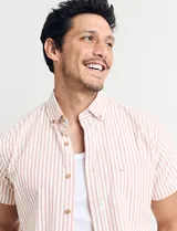 Camisa de manga corta con botones, a rayas verticales color rojo y blanco, con bolsillo en el pecho.