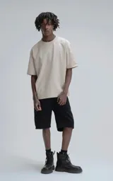 Remera de algodón color arena con estampado floral abstracto en color negro en la parte posterior y pequeño logo en la nuca.