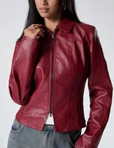Chaqueta entallada de efecto cuero en color rojo profundo, con cierre frontal, cuello estructurado y acabado levemente brillante.