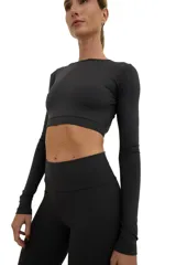 Top deportivo manga larga color gris oscuro, de escote redondo y espalda abierta.