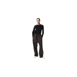 Pantalón de felpa estilo relaxed de Fear of God Essentials, color marrón oscuro, con cintura elástica con cordón ajustable, bolsillos laterales y detalle de logo bordado en la pierna izquierda.