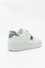 Championes deportivos Paddock Septos, color blanco con detalles plateados y perforaciones en la puntera y los laterales.