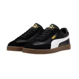 Championes Puma modelo Club Li Era, con diseño de perfil bajo en color negro, franja lateral blanca característica de la marca y suela de goma color caramelo. Presenta detalles en dorado en el logo lateral y la lengüeta.