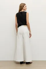 Jean wide leg color crudo de tiro alto y corte amplio.
