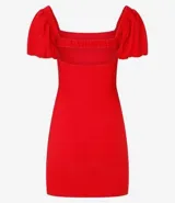 Vestido corto rojo de bengalina, ajustado al cuerpo, con escote cuadrado, mangas cortas abullonadas y elástico en la espalda.