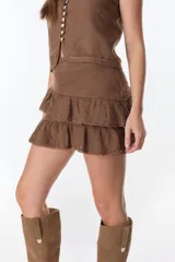 Minifalda azul de lino con dos volados superpuestos, terminación de encaje en los bordes.