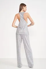 Remera plateada con lentejuelas, de corte holgado y escote redondo.