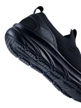 Championes deportivos Umbro modelo Glide, de diseño slip-on en color negro, confeccionados en tejido de punto transpirable con suela de goma amortiguada y detalle de logo en el lateral.