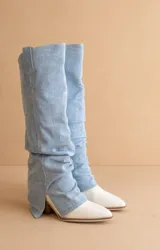 Bota de caña media en color blanco, con punta fina y taco bajo. Presenta un diseño minimalista y elegante, ideal para combinar con diversas prendas.