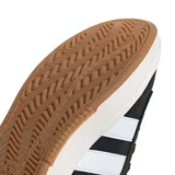 Championes Adidas Grand Court Alpha de estilo urbano, con capellada de cuero sintético negro, las icónicas tres tiras laterales en blanco, entresuela Cloudfoam para mayor amortiguación y suela de goma.