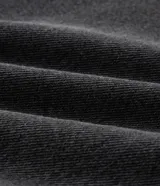 Pantalón de jean corte super baggy con efecto jaspeado o mármol, cintura con trabillas, cierre tradicional y bolsillo cargo lateral con cadena decorativa.