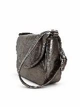 Bandolera compacta de cuero vacuno color gris con efecto gastado, solapa redondeada y correa ajustable.
