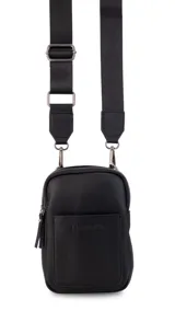 Bandolera pequeña de diseño compacto en color mostaza, confeccionada en material sintético con textura granulada. Presenta un bolsillo frontal con el logo de la marca impreso, cierre superior y correa ancha ajustable y desmontable.