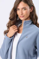 Campera de polar azul marino con cierre frontal completo, cuello alto y bolsillos laterales con cierre. Presenta detalles en cuero en los tiradores de los cierres.