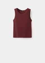 Musculosa de algodón color bordó con cuello redondo y detalles festoneados en el cuello y las sisas.