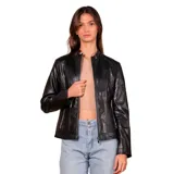 Campera de cuero sintético color negro, con cuello redondo, cierre frontal y herrajes plateados. Presenta paneles laterales con diseño acanalado y dos bolsillos frontales con cierre.