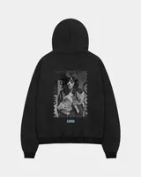 Canguro con capucha de algodón y poliéster, color negro con efecto acid wash, corte regular fit y estampa en la espalda con diseño en blanco y negro de una persona con un gato dentro de un sello postal, acompañada de texto en celeste.