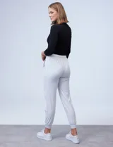 Pantalón jogger color beige, marca Zac & Rachel, con pretina ancha elastizada, lazo de ajuste, bolsillos delanteros y puños elastizados en los tobillos.