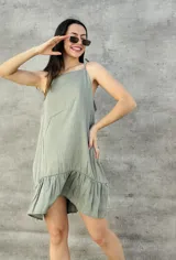 Vestido corto verde con breteles finos y volados en el ruedo.