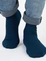 Medias de caña media en color azulino, confeccionadas en tejido acanalado con textura suave.