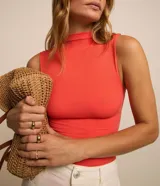 Musculosa de viscosa color celeste, con cuello alto y textura acanalada de corte al cuerpo.