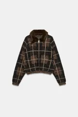 Chaqueta tipo bomber confeccionada en tejido de punto con estampado de cuadros en tonos marrones y negros. Presenta cuello solapa con detalle de pelo sintético a contraste, cierre frontal con cremallera metálica y puños y bajo acanalados.