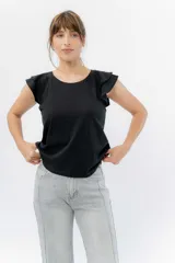 Musculosa rosa de corte clásico con cuello redondo y volados en los hombros.