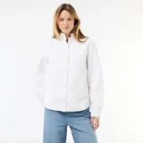 Blusa blanca de manga larga con cuello alto con volantes y cierre frontal de botones con ribetes dorados.