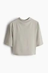 Top entallado color gris de microfibra suave con cuello alto y manga francesa.