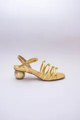 Sandalia dorada metalizada con tiras finas y taco bolita.