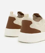 Championes casuales de knit en color beige con suela blanca y detalles en cuero sintético marrón en el talón y la lengüeta.
