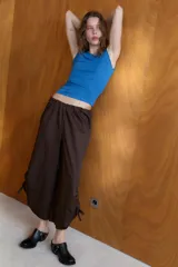 Pantalón culotte de tiro medio con cintura elástica, bolsillos laterales ocultos y bajo con abertura ajustable mediante cordones laterales.