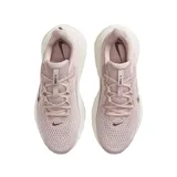 Championes de running Nike Winflo 12, color rosado con detalles en marrón oscuro y suela blanca. Cuentan con capellada de malla transpirable, amortiguación Nike Air y espuma Cushlon 3.0.