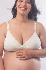 Soutien maternal de algodón elastizado, sin aros, con breteles anchos regulables y sistema de clip para lactancia.