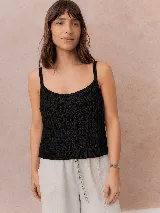 Top de punto negro con breteles, escote redondo y diseño calado de textura artesanal, con calce relajado y cómodo.