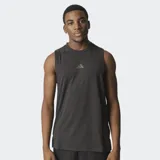 Musculosa deportiva Adidas de ajuste regular, color negro, con cuello redondo y tecnología AEROREADY para absorber la humedad. Cuenta con dobladillo trasero ligeramente más largo y el logo de la marca en el pecho.