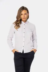 Camisa de lino color verde menta, de manga larga con botones personalizados, cuello camisero, dos bolsillos frontales en el pecho y presilla en la manga.