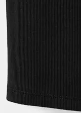 Top de canalé negro, confeccionado en mezcla de algodón, con cuello redondo y diseño sin mangas de corte entallado.