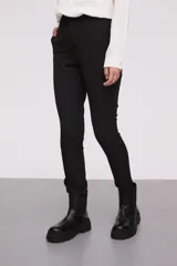 Pantalón negro de corte slim fit.