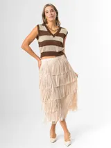 Maxi falda color beige con flecos escalonados y diseño de capas, confeccionada en tela elastizada con cintura elástica.