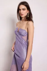 Vestido midi fucsia de encaje con transparencias sutiles, busto tipo corset con escote corazón y tirantes finos que se cruzan al cuello.