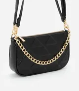 Cartera tipo baguette pequeña de PU negro con estampado geométrico en relieve (embossed), cierre de cremallera dorado y asa de hombro ajustable. Incluye una cadena decorativa dorada en la parte frontal.