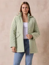 Campera capitoneada marca Gallery, color verde menta, con diseño acolchado de rombos. Presenta cierre frontal, bolsillos laterales con cierre y capucha desmontable.