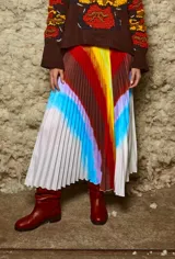 Falda midi plisada con estampado abstracto en tonos marrón, rojo, amarillo, celeste y blanco. Tiene cintura elástica y corte evasé.