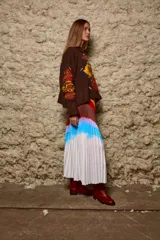 Falda midi plisada con elástico en la cintura y estampado abstracto en tonos grises.