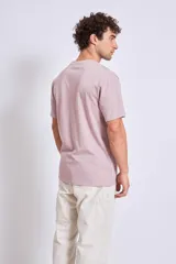 Remera manga corta color lila con logo bordado en el pecho.