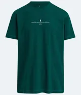 Remera de corte comfort color verde, con cuello redondo y manga corta. Presenta un pequeño estampado minimalista en el centro del pecho con la inscripción 'Nautique des Regates'.
