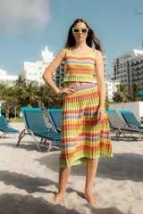 Top tejido a rayas horizontales de colores, con escote cuadrado, tirantes finos y detalle plisado en el bajo.